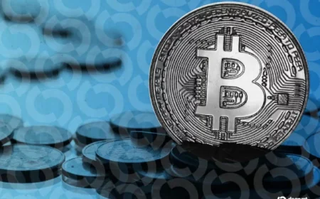 Bitcoin trụ vững trên 72.000 USD khi dầu thô chạm 100 USD do căng thẳng Iran